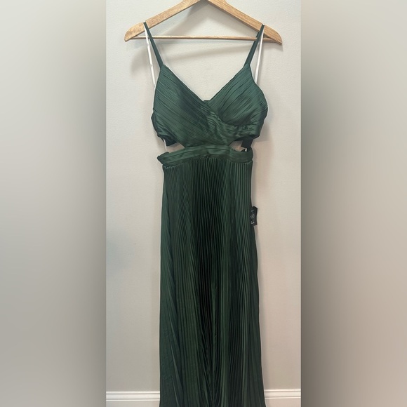 NWT! Lulus Got the Glam Emerald Green Pleated Cutout Maxi Dress. Medium $128 - Picture 8 of 8